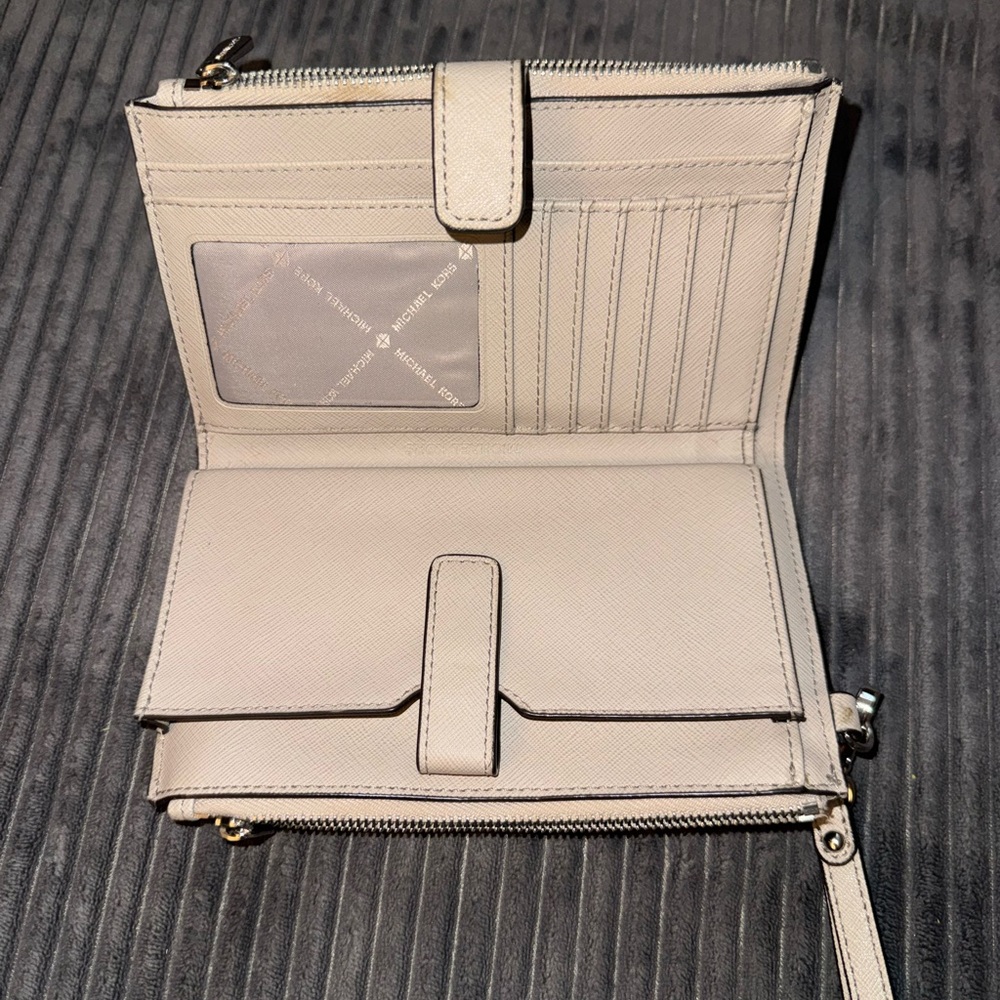 Michael Kors Pale Grey Leather Wristlet Wallet - Picture 4 of 6